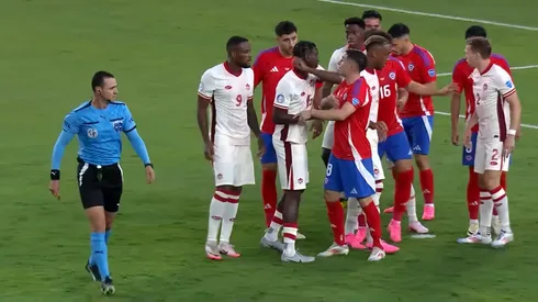 Este codazo de MoÏse Bombito a Rodrigo Echeverría no fue sancionado por Wilmar Roldán.