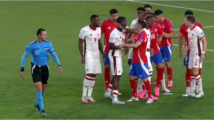 Este codazo de MoÏse Bombito a Rodrigo Echeverría no fue sancionado por Wilmar Roldán.