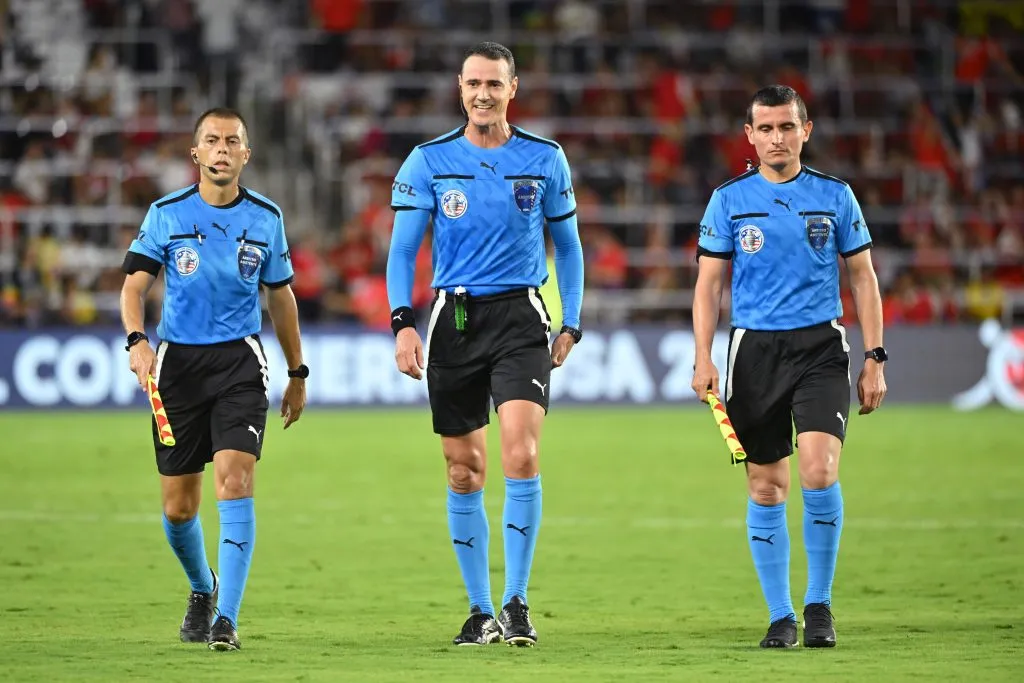 El equipo arbitral liderado por Wilmar Roldán. (Julio Aguilar/Getty Images).