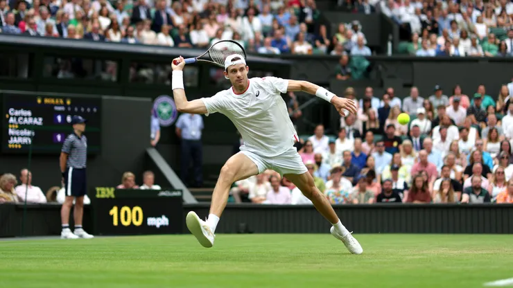 Nicolás Jarry en su duelo contra Carlos Alcaraz en Wimbledon 2023.