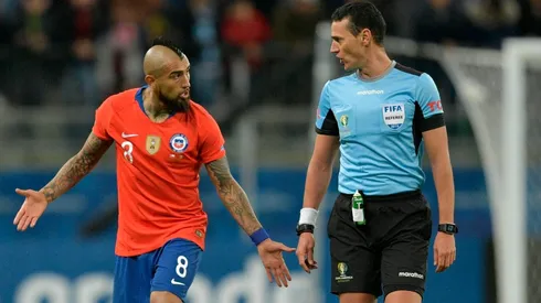 Arturo Vidal atacó en redes sociales a Wilmar Roldán y la Conmebol.