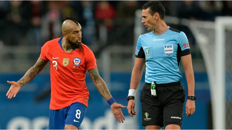 Arturo Vidal atacó en redes sociales a Wilmar Roldán y la Conmebol.