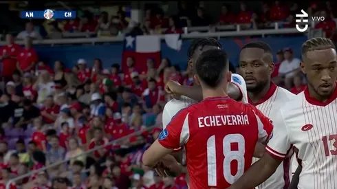 El codazo de Bombito a Echeverría.