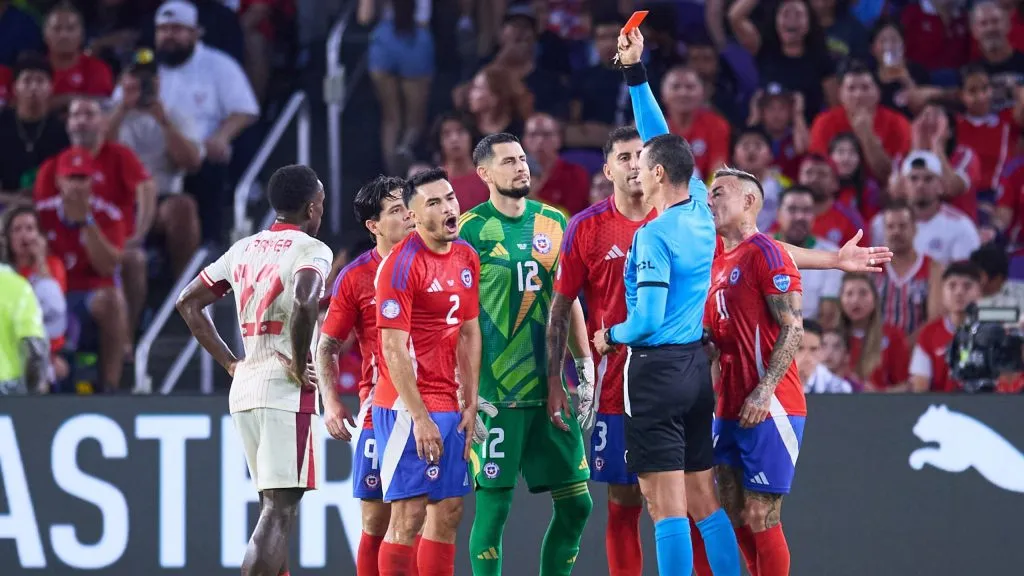 Roldán expulsó a Suazo a los 27 minutos del primer tiempo.