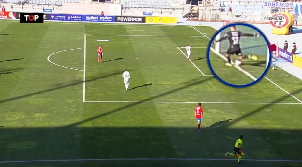 Esta es la jugada que todo Santiago Wanderers pidió como gol ante Universidad Católica. Foto: TNT Sports.