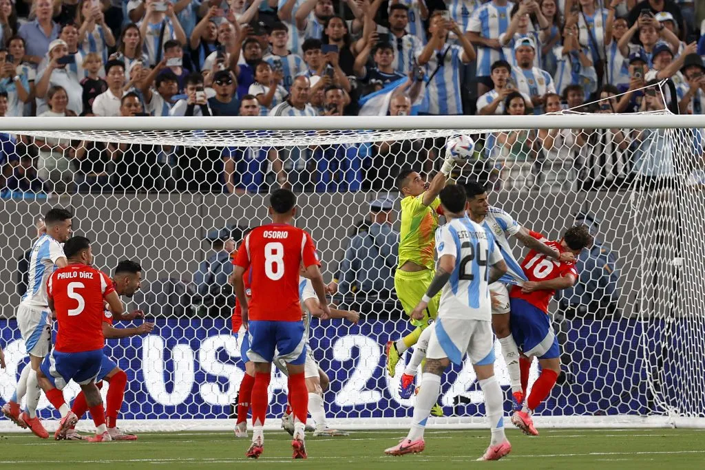 Claudio Bravo no estará en la Roja ante Canadá en Copa América