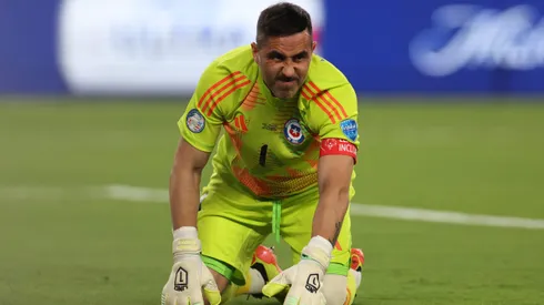 Claudio Bravo terminó complicado ante Argentina.