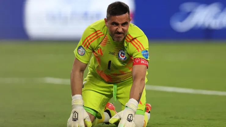Claudio Bravo terminó complicado ante Argentina.