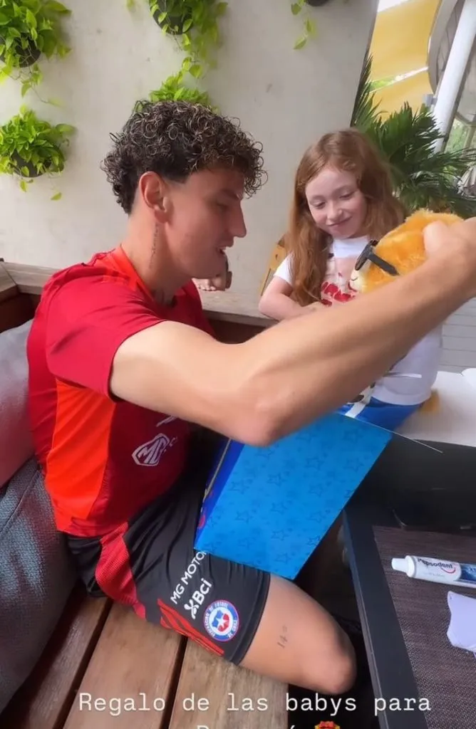 Las hijas de Igor Lichnovsky le llevan regalos a papá de su paso por Disney.