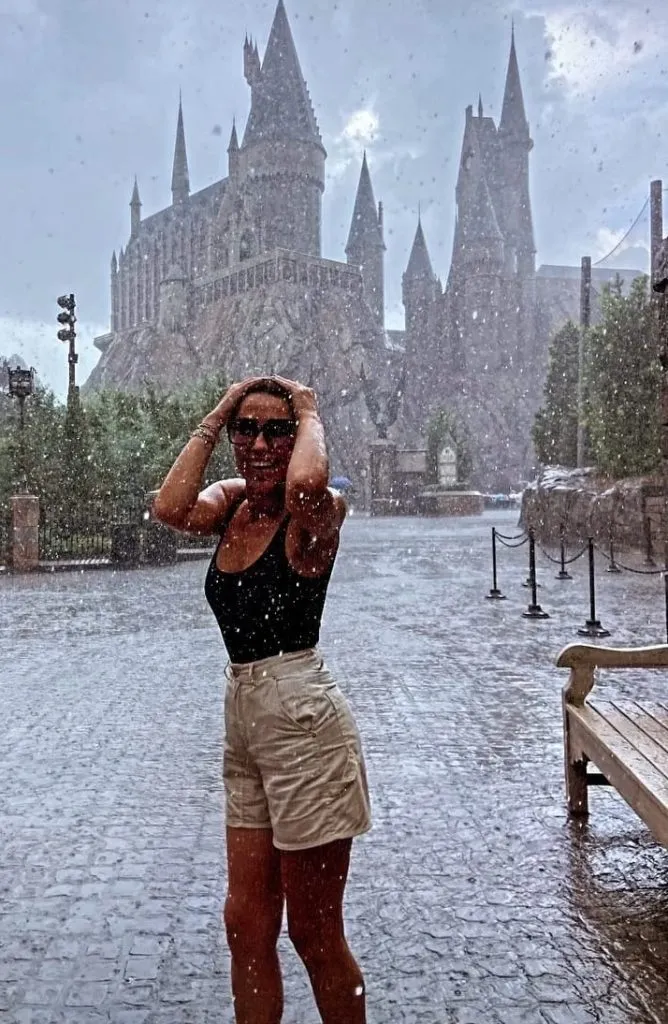 La hermana del capitán Claudio Bravo con la lluvia en Universal.