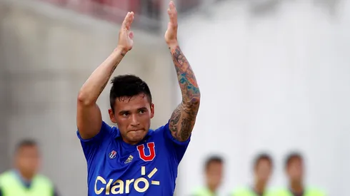 La situación de Charles Aránguiz obliga a la U a buscar otro refuerzo.