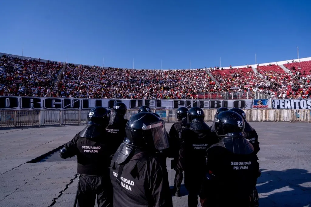 Hinchas de Colo Colo contra la seguridad en Supercopa en el Estadio Nacional (Guille Salazar)