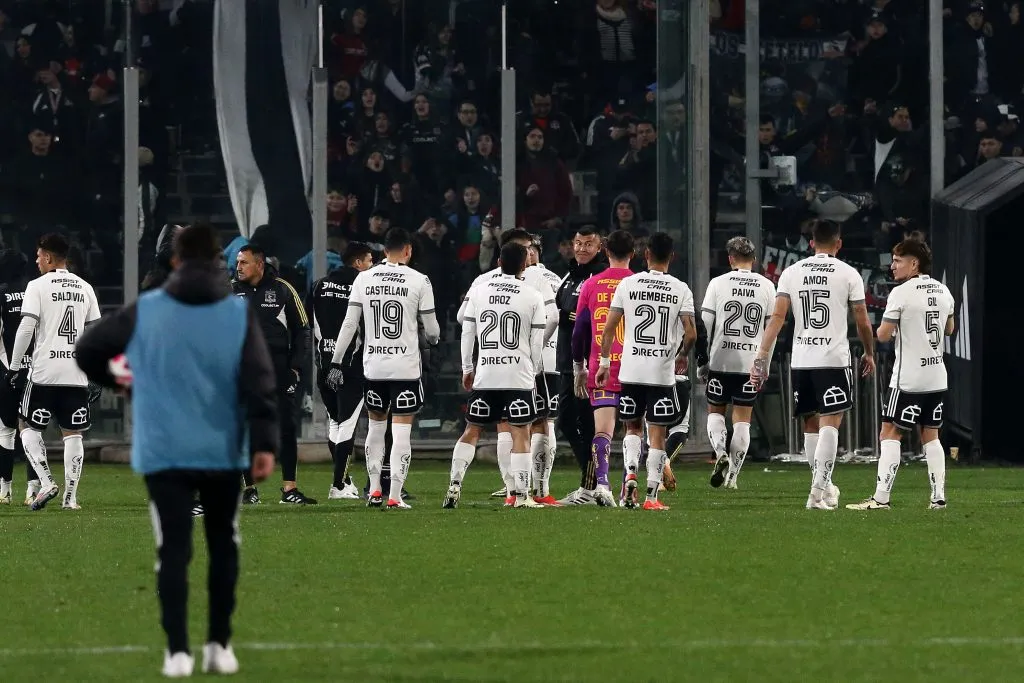El amistoso entre Colo Colo y Universitario fue suspendido por incidentes: antes, falleció un hincha afuera del Monumental | Photosport