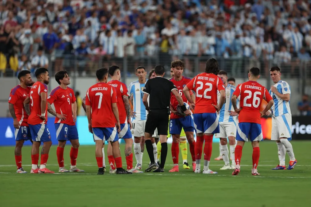 Fernández, el injusto villano en la selección chilena contra Argentina: el lateral da vuelta la página.