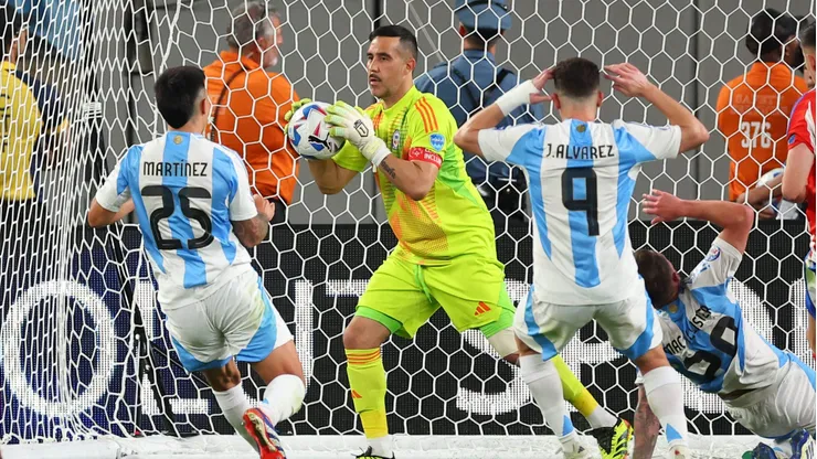 Claudio Bravo seguirá atajando en la Roja