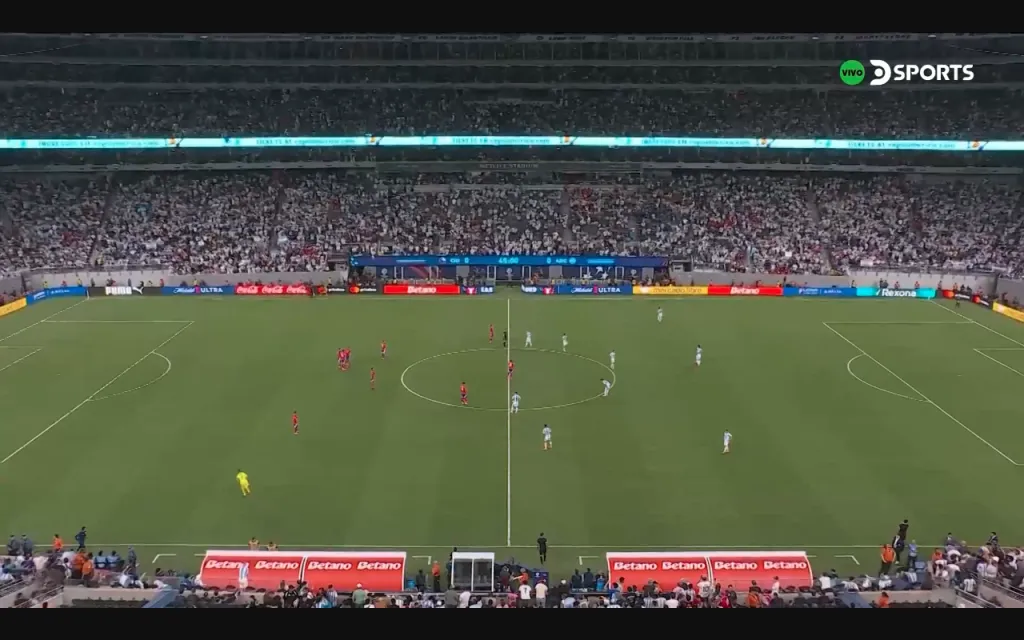 Bravo se mete rápidamente a la cancha para que pueda empezar el segundo tiempo | Captura de imagen. DirecTV