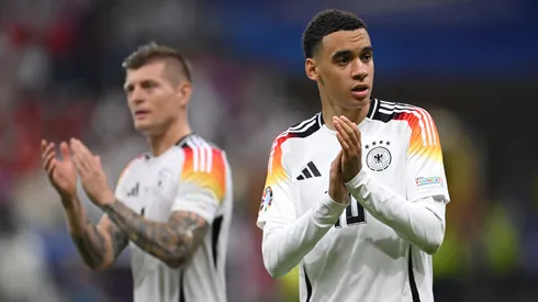 Jamal Musiala saluda a los fanáticos tras el encuentro entre Alemania y Suiza.