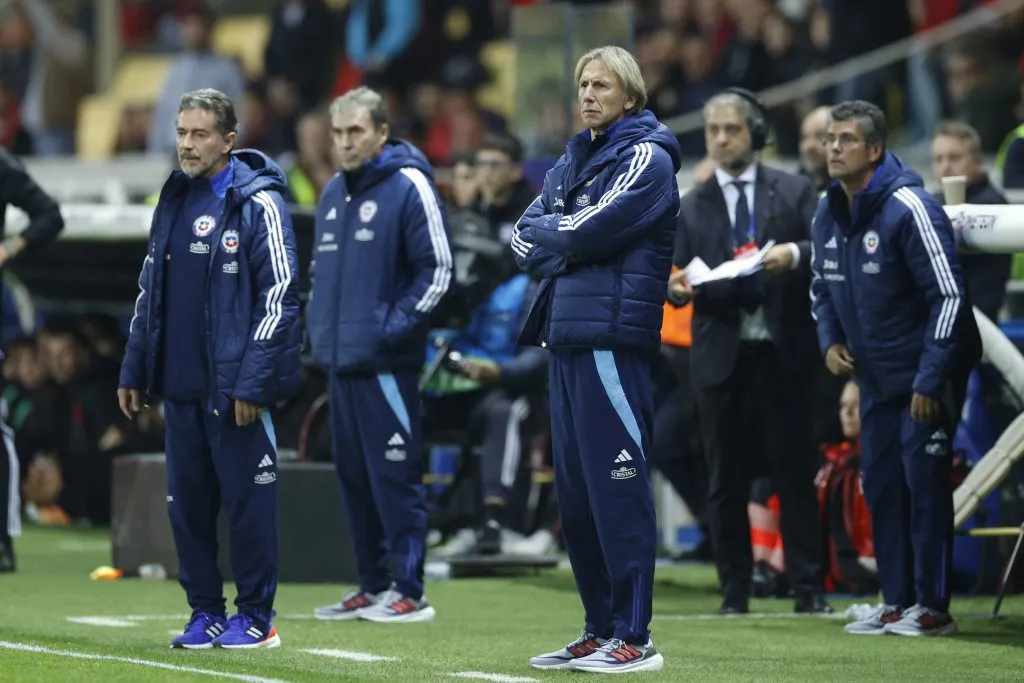 Sergio Santín (a la izquierda) habló en conferencia ante la suspensión de Ricardo Gareca | Photosport