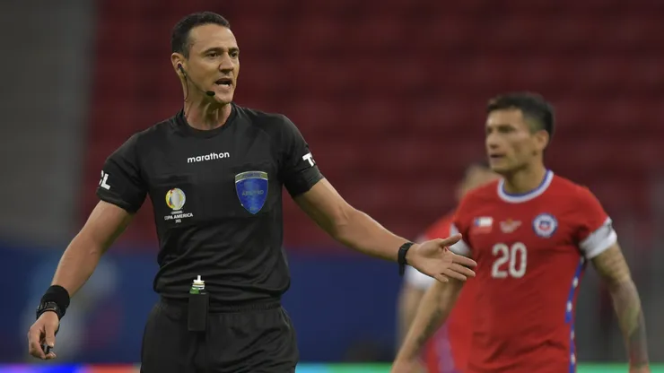 Wilmar Roldán arbitró a la Roja en la Copa América 2021 y dejó pasar un evidente penal