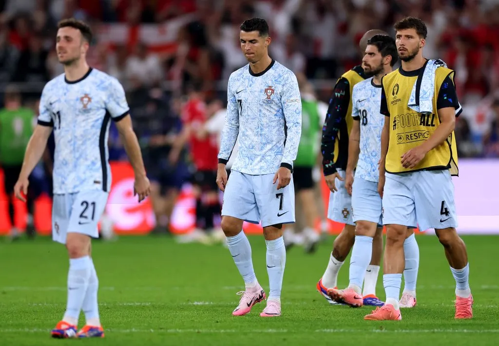Cristiano lo pasó mal contra Georgia: perdió Portugal y un hincha estuvo a nada de lesionarlo al caerle desde las alturas. ¡Insólito!