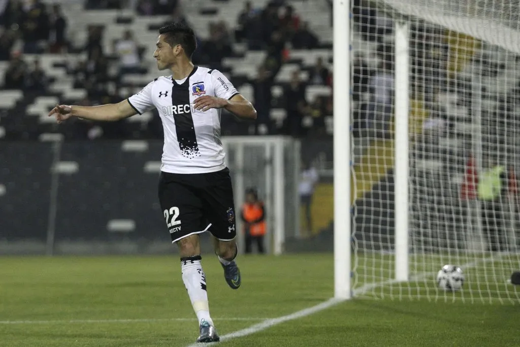 Juan Delgado celebra una de sus conquistas en Colo Colo. (Felipe Zanca/Photosport).