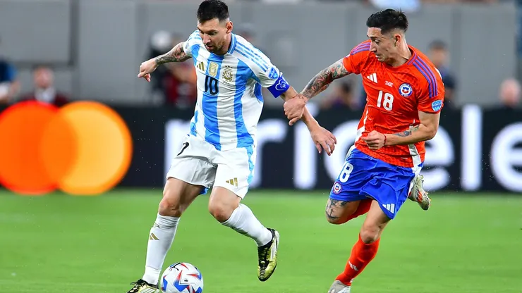 Rodrigo Echeverría marcando a Lionel Messi.