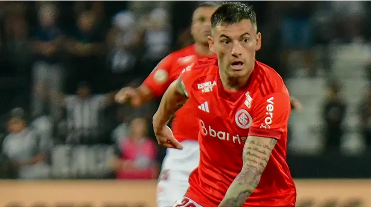 Charles Aránguiz tiene contrato con Inter de Porto Alegre hasta diciembre de 2025.