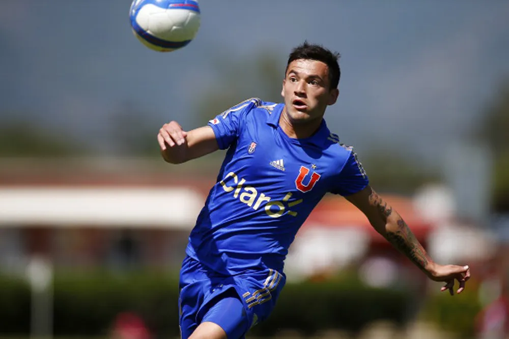 Aseguran que Charles Aránguiz tiene pie y medio de regreso en U de Chile.