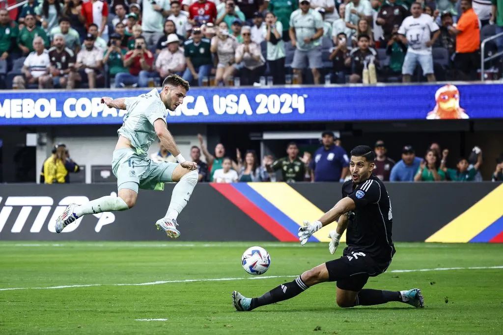 Rafael Romo también tuvo una gran intervención contra Santiago Giménez. (Ronald Martinez/Getty Images).