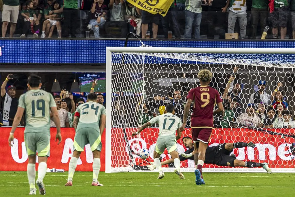 La tapada de Rafael Romo ante Orbelín Pineda. (Imago).