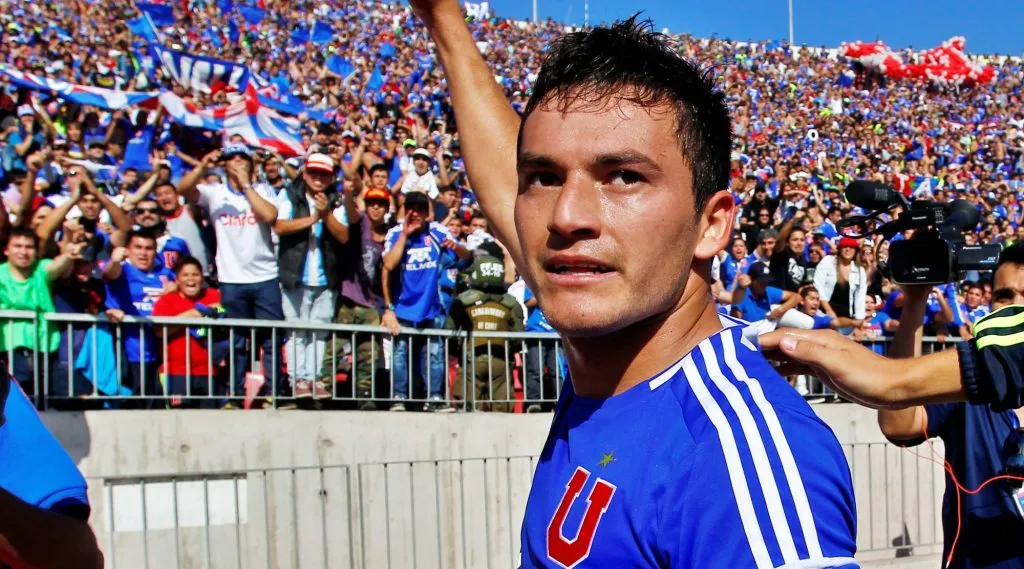 Charles Aránguiz puede estar más cerca de la U ante sus problemas físicos. Foto: Photosport.