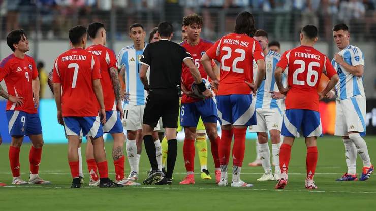 En la selección chilena responden a críticas por no reclamarle al árbitro.