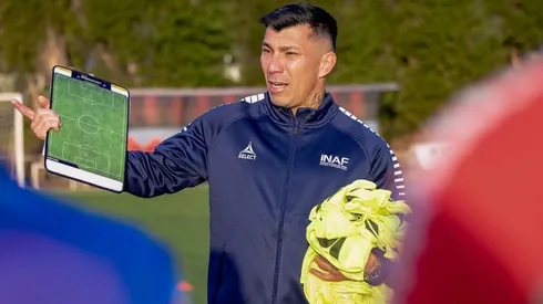 Gary Medel se gradúa en el Instituto Nacional del Fútbol como entrenador.