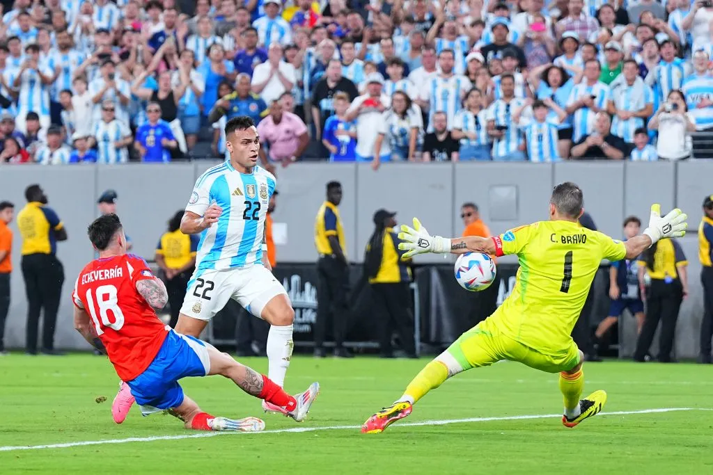 Claudio Bravo fue la figura en el partido de la Roja ante Argentina. (Photo by Mitchell Leff/Getty Images)