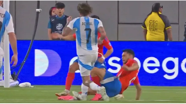 De Paul increíblemente no se fue expulsado por este planchazo.