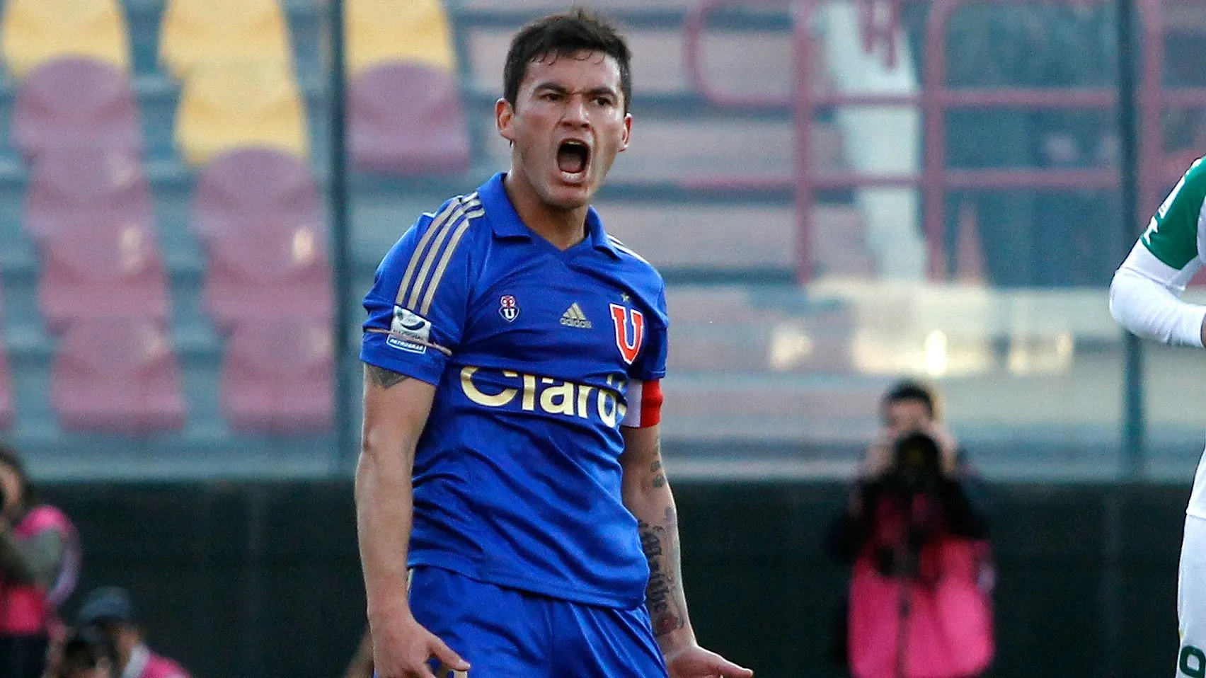 Charles Aránguiz se acerca a la U de Chile para el segundo semestre