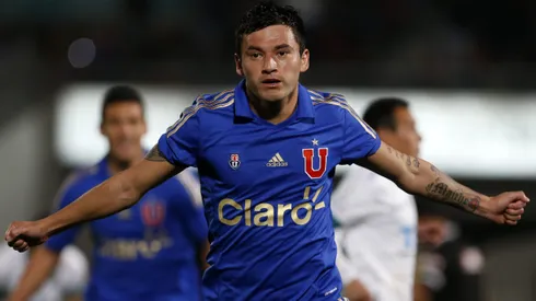 Charles Aránguiz avisó a la U que su idea es volver al país.