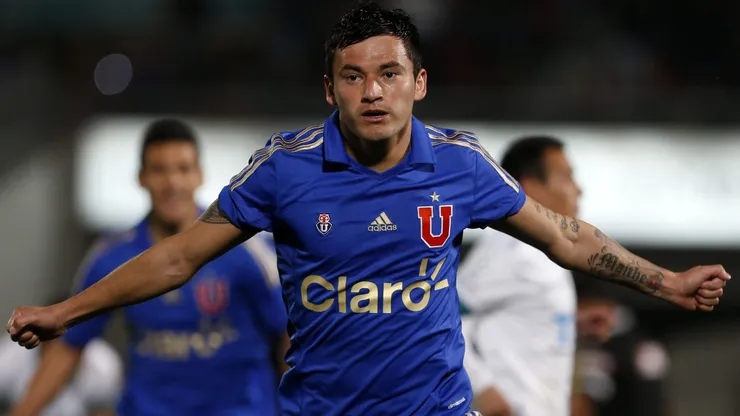 Charles Aránguiz avisó a la U que su idea es volver al país.