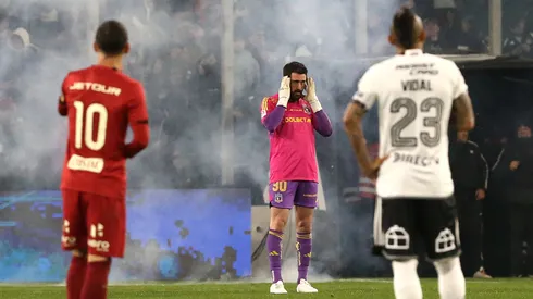 Amistoso entre Colo Colo y Universitario termina en escándalo: suspendido.