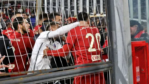 El duelo fue suspendido por incidentes en la galería sur del Monumental.