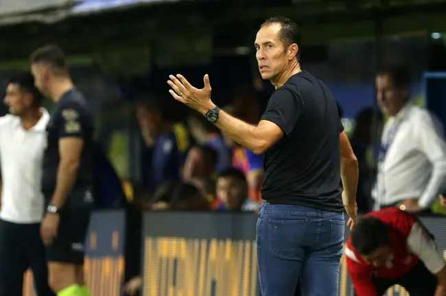 Lucas Bovaglio en acción como DT de Instituto. (Daniel Jayo/Getty Images).