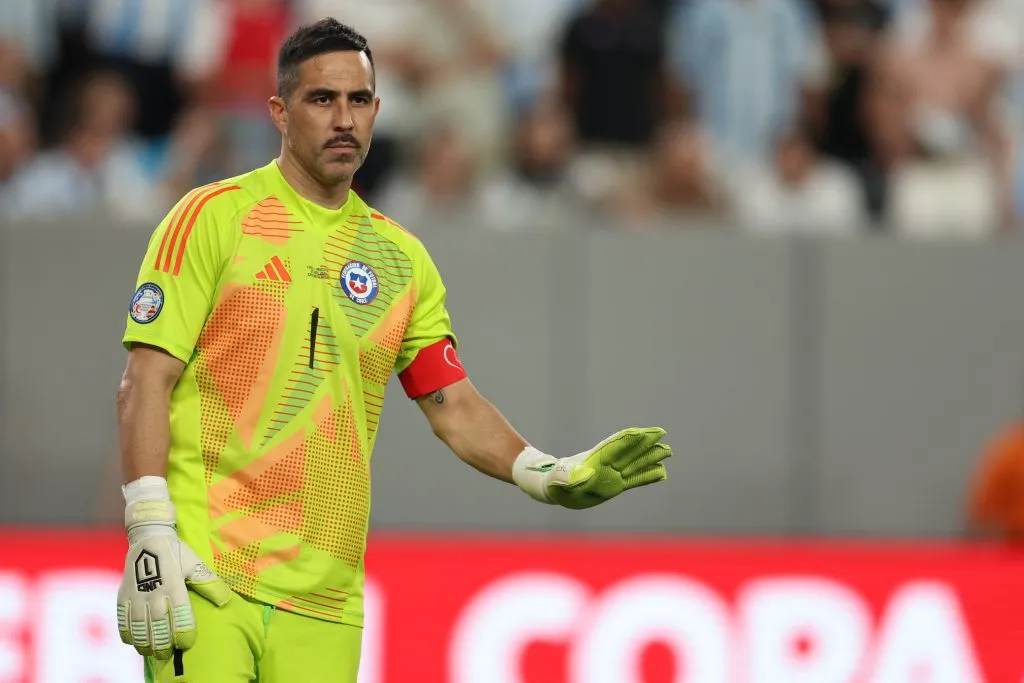 Claudio Bravo ante Argentina. (Photo by Rob Carr/Getty Images)