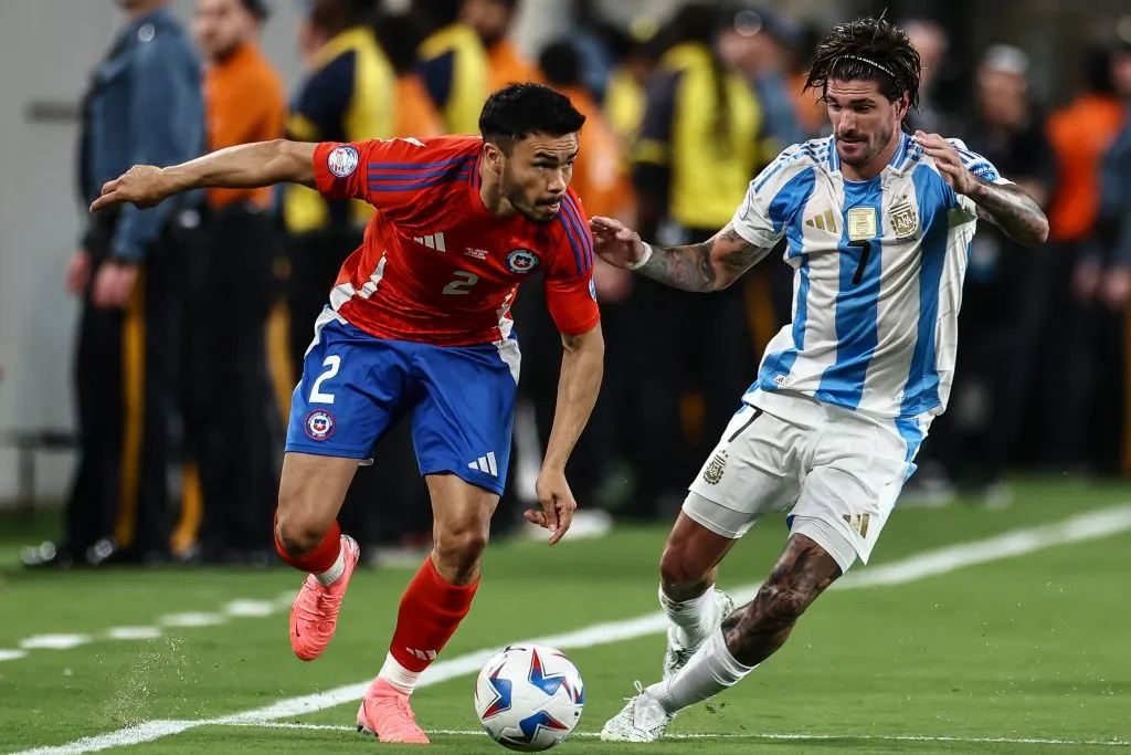 on peraEAST RUTHERFORD, NEW JERSEY – JUNE 25: Gabriel Suazo of Chile and Rodrigo De Paul of Argentina battle for the ball during the CONMEBOL Copa America 2024 match between Chile and Argentina at MetLife Stadium on June 25, 2024 in East Rutherford, New Jersey. (Photo by Tim Nwachukwu/Getty Images)
