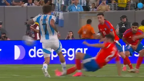 El foul de Rodrigo de Paul sobre Suazo.