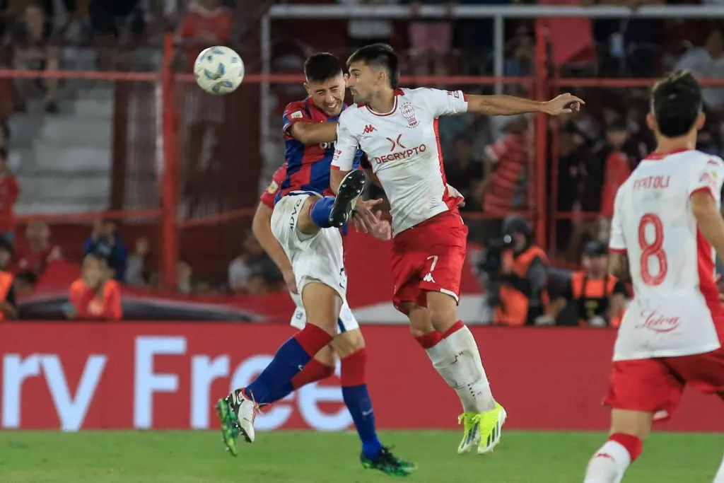 Ignacio Pussetto en acción por Huracán en el clásico ante San Lorenzo. (Daiana Panza | Imago).