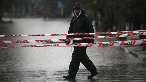 Santiago, 21 de junio 2024. Inundación en el paso nivel ubicado en calle Lo Ovalle con Clotario Blest, comuna de Pedro Aguirre Cerda.