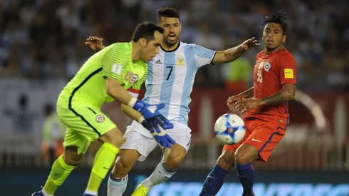 Sergio Agüero no olvida sus derrotas ante Chile y celebra como hincha la victoria de Argentina.