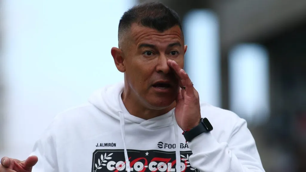 Almirón piensa en los refuerzos.