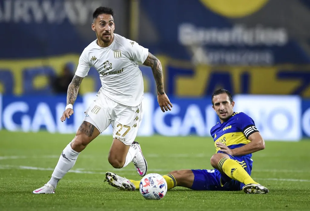 Javier Correa en acción por Racing Club ante Boca Juniors con la mirada de Carlos Izquierdoz, que acaba de firmar su retorno a Lanús. (Marcelo Endelli/Getty Images).