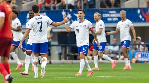 Christian Pulisic y Gio Reyna tras el gol de Estados Unidos en el primer partido de la Copa América 2024.